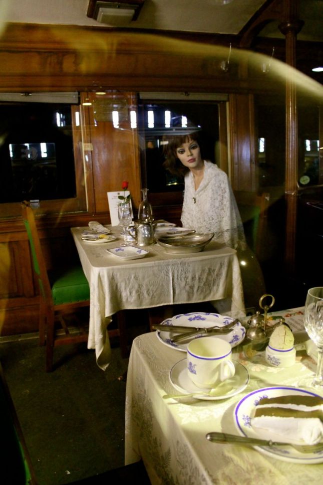 Mannequin-diner in dining car...